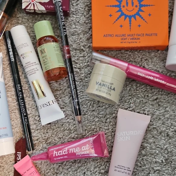 Kate Spade Floral Pouch with Beauty Essentials - Picture 5 of 8